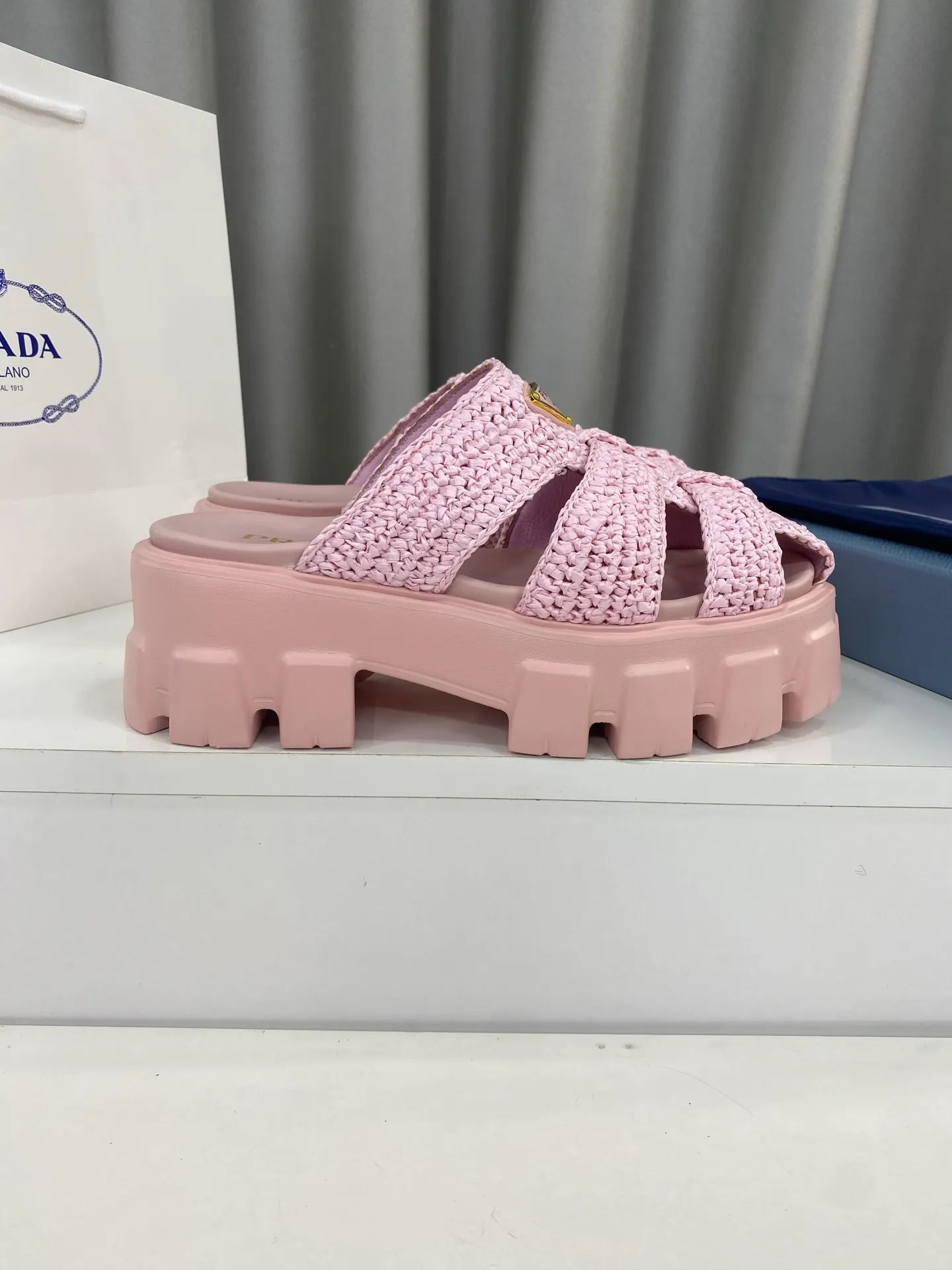 👟👟Ex-factory price 520👟👟 Prada's latest bamboo cage weaving thick-soled triangle buckle sandals☑️ Latest environmentally friendly PP material, fully hand-crocheted, just like knitting sweaters, slow work and meticulous work, retro fashionable thick-soled shoes, with woven uppers, making the whole pair of shoes light and comfortable, bright colors, satisfying various choices for fashionable people with different styles! The iconic metal triangle logo is paired with the shape of ancient beach sandals. Every design element is fashionable! Size: Women's 35-39 (34, 40, custom-made, non-returnable) Full set of counter original packaging